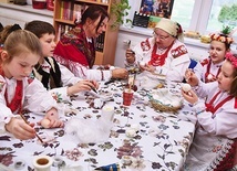 W bibliotece w Złotniku robienia pisanek uczy się od lat.