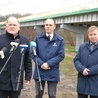 Konferencja prasowa przy moście.