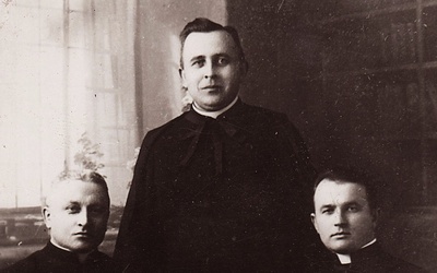 Od lewej: ks. administrator August Hlond, ks. Józef Gawlina, ks. Jan Skrzypczyk. Zdjęcie jest własnością Anny i Marii Herok.
