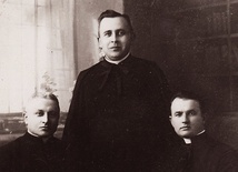Od lewej: ks. administrator August Hlond, ks. Józef Gawlina, ks. Jan Skrzypczyk. Zdjęcie jest własnością Anny i Marii Herok.