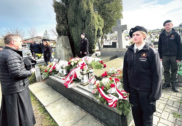 Modlitwę nad mogiłą poprowadził ks. Roman Berke. 