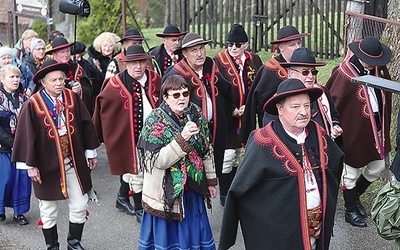 Modlitwa górali w drodze na Matyskę.