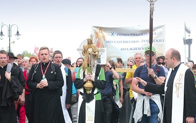 Pielgrzymi bielsko-żywieccy w Łagiewnikach, z monstrancją.