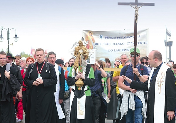 Pielgrzymi bielsko-żywieccy w Łagiewnikach, z monstrancją.