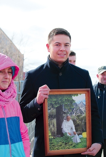 Wiele osób niosło zdjęcia papieża Polaka oraz flagi.