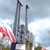 ▲	Wydarzenia upamiętnia pomnik, przy którym honorową straż zaciągnęli polscy żołnierze.