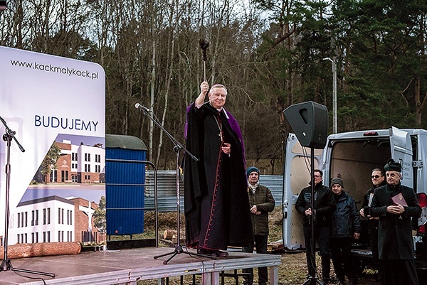 Po uroczystym błogosławieństwie miejsca, na którym stanie budynek, wierni udali się na Mszę św. w intencji wszystkich zaangażowanych w przedsięwzięcie.