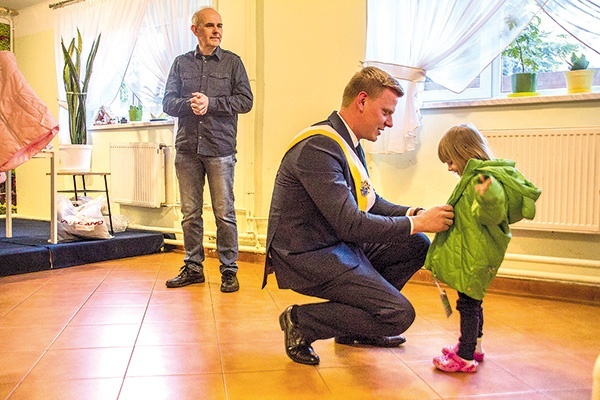 ▲	Najbardziej z nowej odzieży cieszyli się najmłodsi.