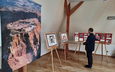 Duże zdjęcie fortecy na ekspozycji.