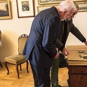 ▲	Tadeusz Zych prezentuje prezydentowi Tarnobrzega D. Bożkowi cenny 10-kilogramowy album.  