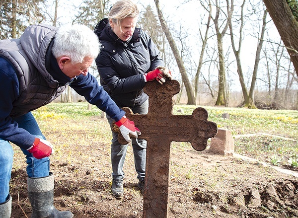 Prace porządkowe pozwalają odnaleźć nieliczne ślady dawnych pochówków.