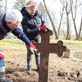 Prace porządkowe pozwalają odnaleźć nieliczne ślady dawnych pochówków.