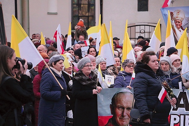 Cieszyły rzesze uczestników, lecz szkoda, że zabrakło młodzieży. Na zdjęciu marsz w Sierpcu.