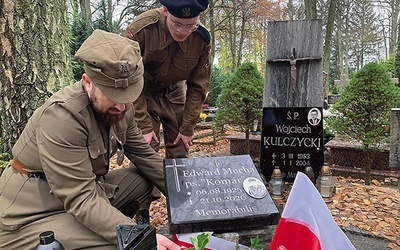 Rekonstruktorzy z Gryfa tworzą mapę mogił heroicznie walczących o niepodległość Polski.