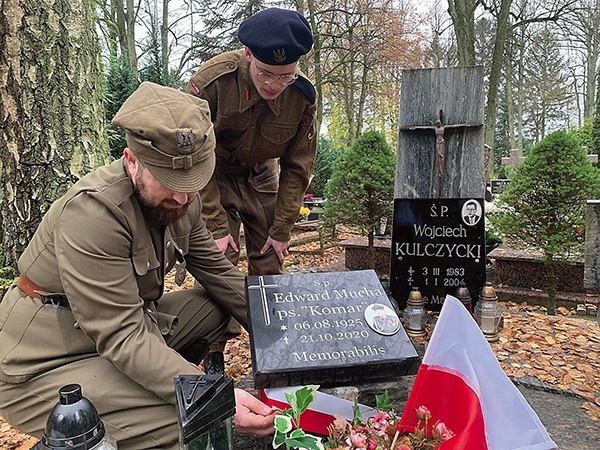 Rekonstruktorzy z Gryfa tworzą mapę mogił heroicznie walczących o niepodległość Polski.