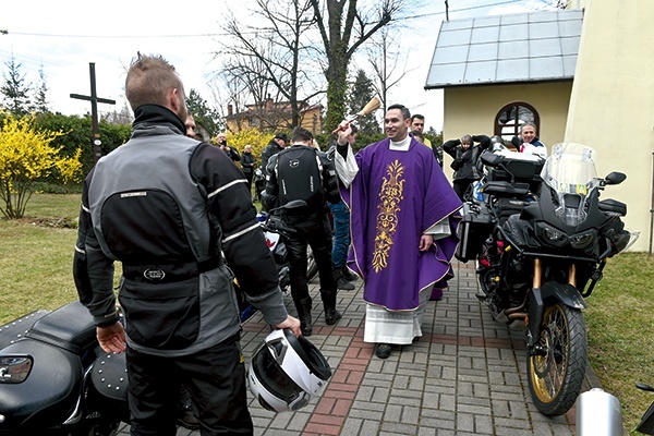 ▲	Po wspólnej modlitwie ks. Marcin Mazur wyszedł na zewnątrz z kropidłem, by poświęcić maszyny.