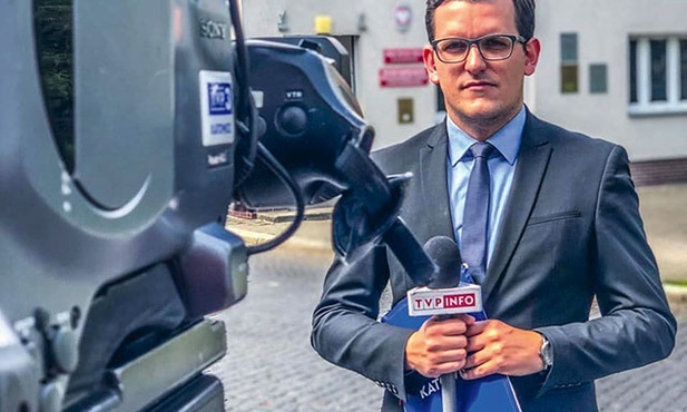 Szymon Oślizło jest dziennikarzem, reporterem Telewizji Katowice. Miał siedem lat, kiedy jako ministrant zaczął służyć do Mszy Świętej 