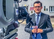 Szymon Oślizło jest dziennikarzem, reporterem Telewizji Katowice. Miał siedem lat, kiedy jako ministrant zaczął służyć do Mszy Świętej 