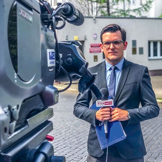 Szymon Oślizło jest dziennikarzem, reporterem Telewizji Katowice. Miał siedem lat, kiedy jako ministrant zaczął służyć do Mszy Świętej 