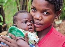 Dziecko w Afryce to błogosławieństwo. Na zdjęciu mama ze wsi Pigmejów (Rwanda)