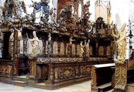 Stalle w kaplicy Świętego Krzyża w klasztorze w Henrykowie pochodzą z XVI wieku, ale ich bogate zdobienia to początek XVIII wieku. Są jednymi z najokazalszych w Europie
