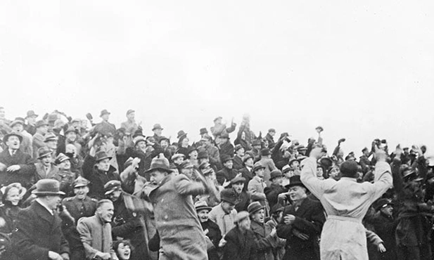 Rok 1938. Stadion Miejski im. Marszałka Józefa Piłsudskiego w Warszawie. Kibice cieszą się po golu Ernesta Wilimowskiego