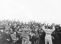 Rok 1938. Stadion Miejski im. Marszałka Józefa Piłsudskiego w Warszawie. Kibice cieszą się po golu Ernesta Wilimowskiego