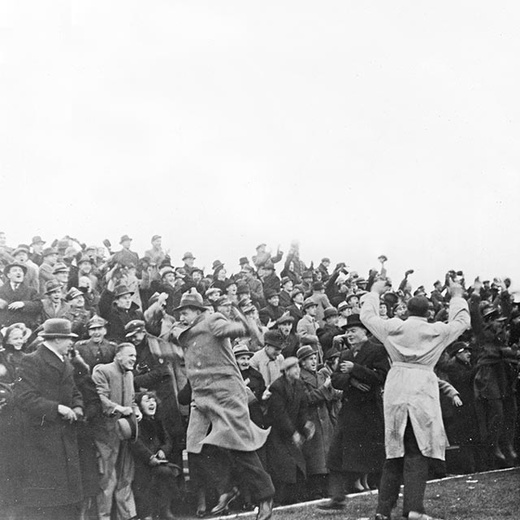 Rok 1938. Stadion Miejski im. Marszałka Józefa Piłsudskiego w Warszawie. Kibice cieszą się po golu Ernesta Wilimowskiego