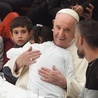 Papież Franciszek często zaprasza do Watykanu biednych, bezdomnych, migrantów.