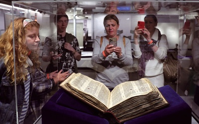 Pochodzący z X wieku Kodeks Sassoona można oglądać w Muzeum Narodu Żydowskiego w Tel Awiwie.