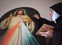Podczas pracy nad obrazem s. Teresa „zaprzyjaźniła się” ze św. Faustyną. – Teraz na moim klęczniku leży „Dzienniczek” i czuję jej bliskość – mówi.