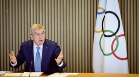 Szef MKOl Thomas Bach nie rozumie, dlaczego akurat wojna na Ukrainie ma mieć konsekwencje dla sportowców w sytuacji, gdy na świecie trwa około 70 różnych konfliktów.