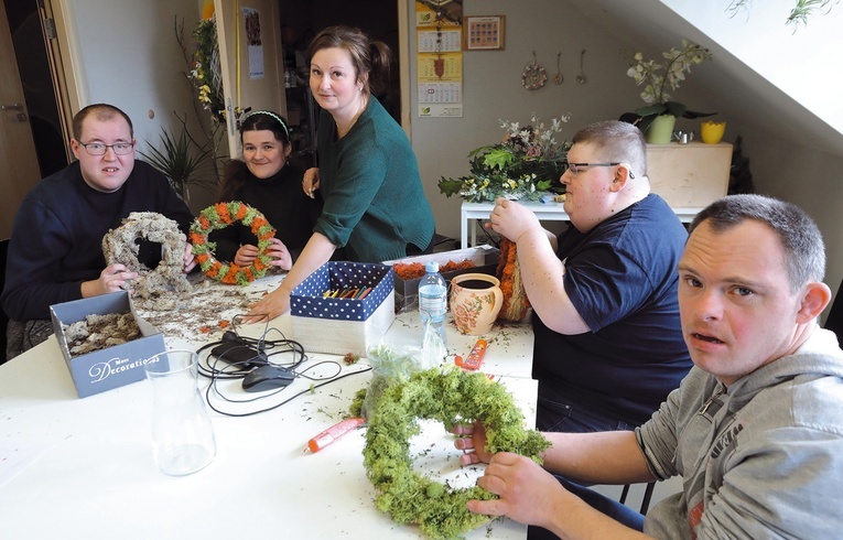 W pracowni florystycznej powstają wianki, stroiki i kompozycje kwiatowe.