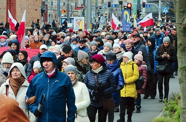 ▲	We Wrocławiu 8 tys. osób przeszło w marszu papieskim. Była to jedna z największych katolickich manifestacji w tym mieście w XXI wieku.