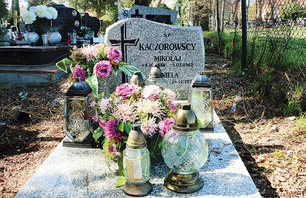 ▲	Na niewielkim cmentarzu w Niemczy znajduje się grób Mikołaja Kaczorowskiego.
