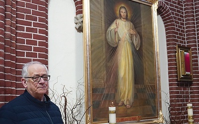◄	Ks. Jan Gondro SDB obok wizerunku w kościele przy ul. Prusa.