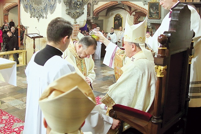 Moment namaszczenia głowy nowo wyświęconego.