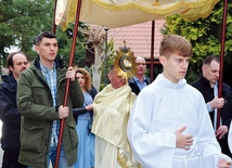 	Na zakończenie Mszy św. odbyła się procesja wokół kościoła, po której odmówiono koronkę.