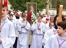 	Wierni przeszli w procesji dookoła świątyni.