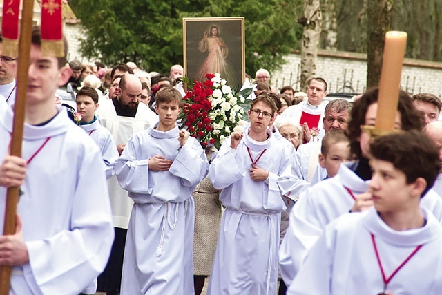 	Wierni przeszli w procesji dookoła świątyni.