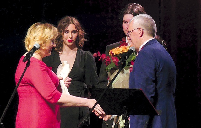 ▲	Dyrektorzy Beata Markowicz i Marek Wójtowicz podczas szkolnej gali.