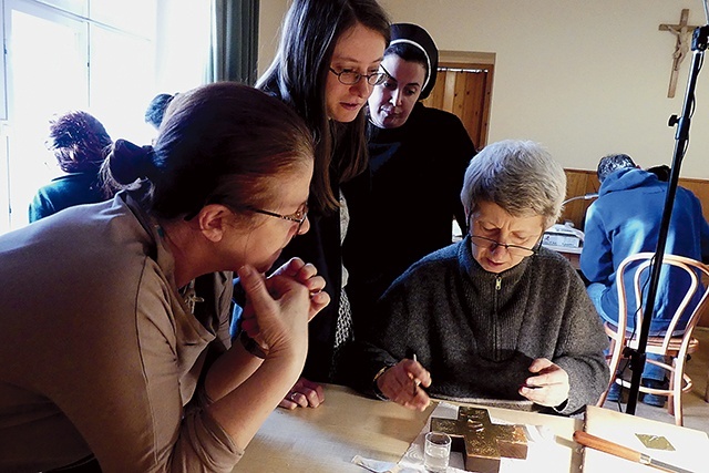 ◄	Ewa Sordyl (z prawej) z uczestniczkami kursu i Danutą Jęczmyk OV (druga z lewej).