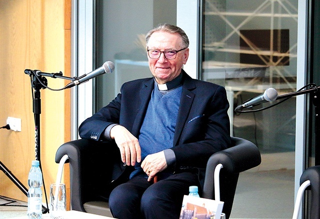 ▲	Spotkanie zostało zorganizowane przez Sztumskie Centrum Kultury, Towarzystwo Miłośników Ziemi Sztumskiej i Muzeum Diecezji Elbląskiej. Na zdjęciu ks. prof. Jan Wiśniewski, autor.