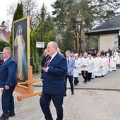 ▲	Procesja z obrazem Jezusa Miłosiernego na ulicach parafii.