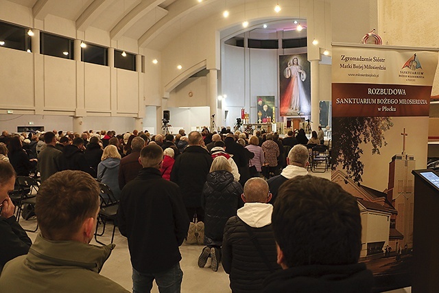 	Nocne czuwanie i całodzienne uroczystości przyciągnęły rzesze wiernych, w tym wielu członków wspólnot Wojowników Maryi i Rycerzy Jana Pawła II.