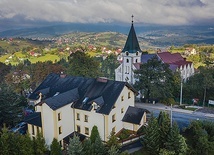 ▲	Ośrodek „Emaus” i świątynia.