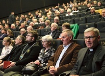 	Kilkuset uczestników zastanawiało się nad sposobami na ożywienie zaangażowania wiernych w życie parafii i duszpasterstwo.