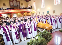 ▲	Eucharystię koncelebrowało ponad 120 prezbiterów z obu diecezji, w których duszpasterzował syn zmarłej.