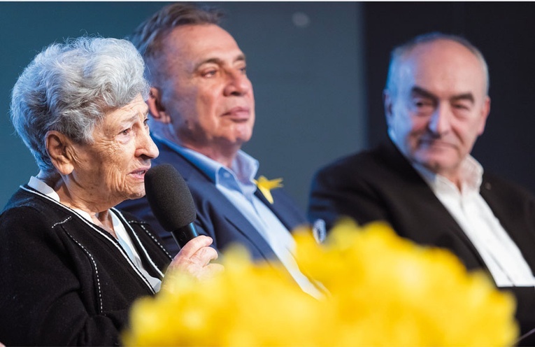 Jedna z ocalonych Krystyna Budnicka (Hena Kuczer), Piotr Wiślicki i Zygmunt Stępiński, dyrektor muzeum.