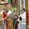 Na koniec Mszy św. biskup otrzymał od proboszcza kopię obrazu, którego autorką jest miejscowa malarka.